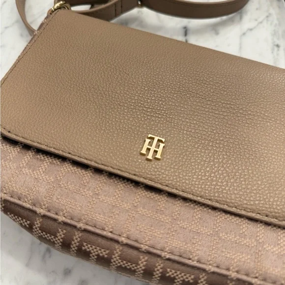 Vintage Tommy Hilfiger Women's Crossbody Purse Brown Tan EXCELLENT CONDITION - Picture 2 of 5